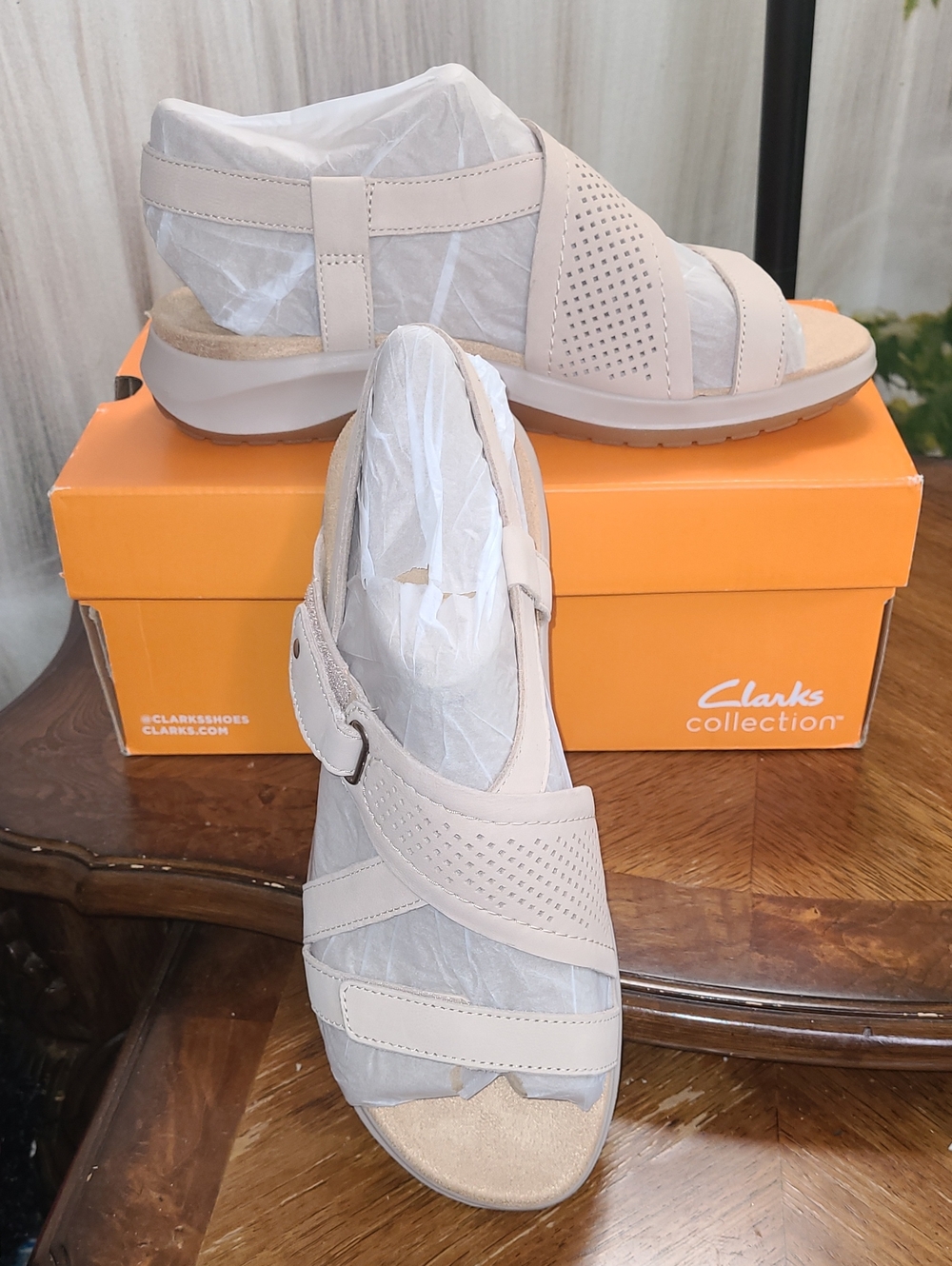 New in box! Clarks Maelynn Gem Womens 9 Nubuck Sable Tan Comfy Summer Sandals